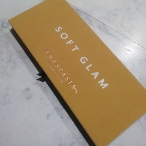 Anastasia Beverly Hills Soft Glam eyeshadow